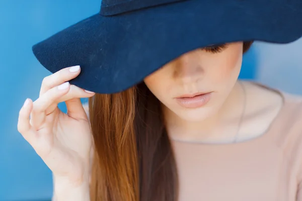 Closeup portrait of a beautiful young woman with hat outdoor looking at camera — Stock Photo, Image