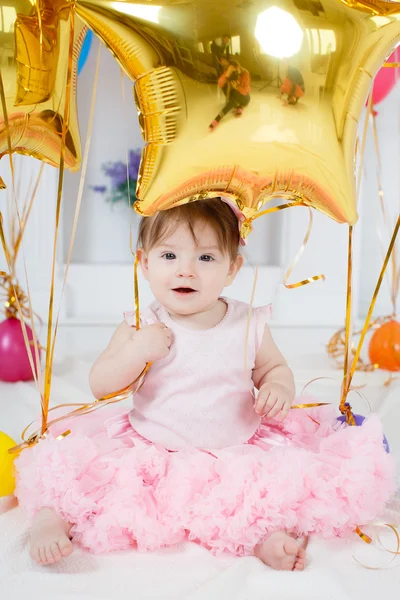 Bambino felice con palloncini al suo primo compleanno — Foto Stock