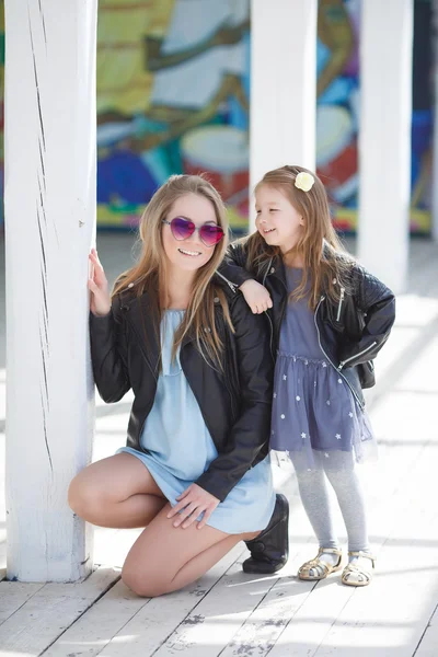 Retrato urbano de madre feliz con hija pequeña — Foto de Stock
