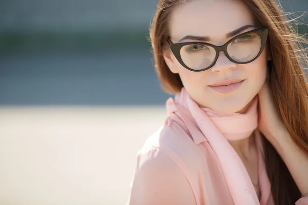 Retrato de una hermosa mujer en gafas —  Fotos de Stock