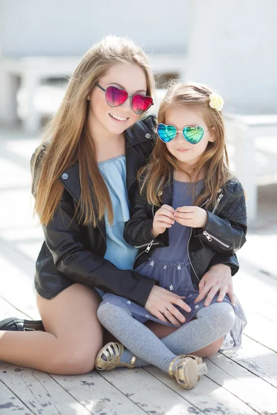 Retrato urbano de madre feliz con hija pequeña — Foto de Stock