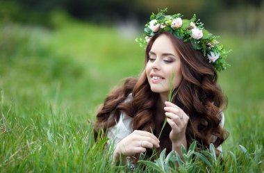 Çiçek çelenk güzel bir kadının Bahar portre