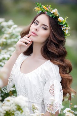 Çiçek çelenk güzel bir kadının Bahar portre