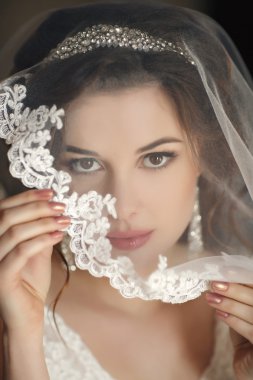 güzel bir gelin düğün elbisesiyle