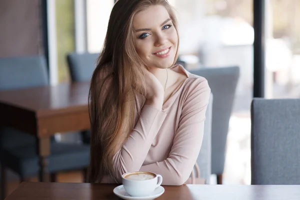 Retrato de uma mulher feliz na cidade da primavera — Fotografia de Stock