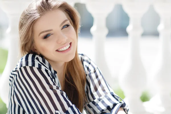 Retrato de uma mulher feliz na cidade da primavera — Fotografia de Stock