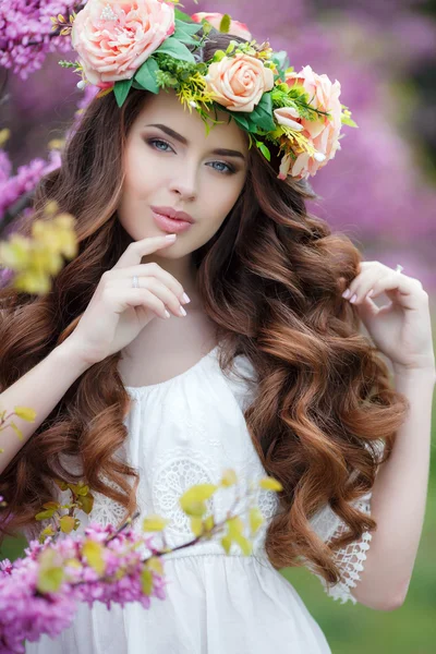 Retrato de primavera de una hermosa mujer en una corona de flores —  Fotos de Stock