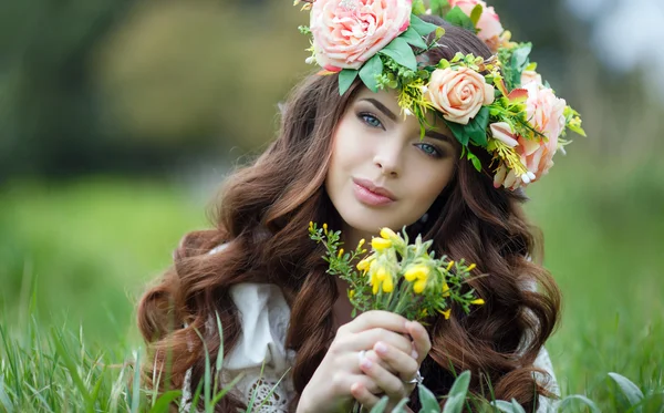 Frühlingsporträt einer schönen Frau in einem Blumenkranz — Stockfoto