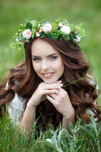 Frühlingsporträt einer schönen Frau in einem Blumenkranz — Stockfoto