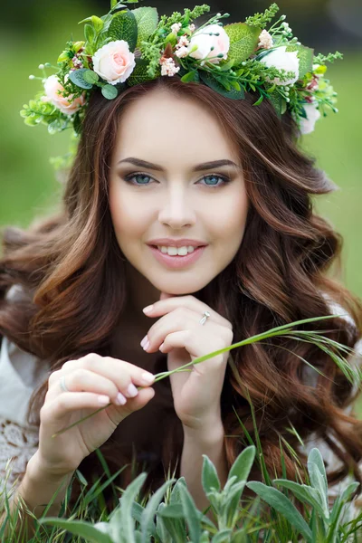 Frühlingsporträt einer schönen Frau in einem Blumenkranz — Stockfoto