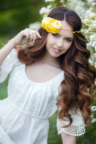Jarní portrét krásné ženy v věnec květin — Stock fotografie
