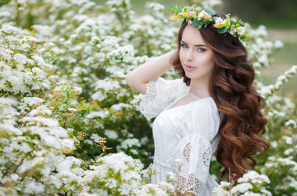 Çiçek çelenk güzel bir kadının Bahar portre — Stok fotoğraf