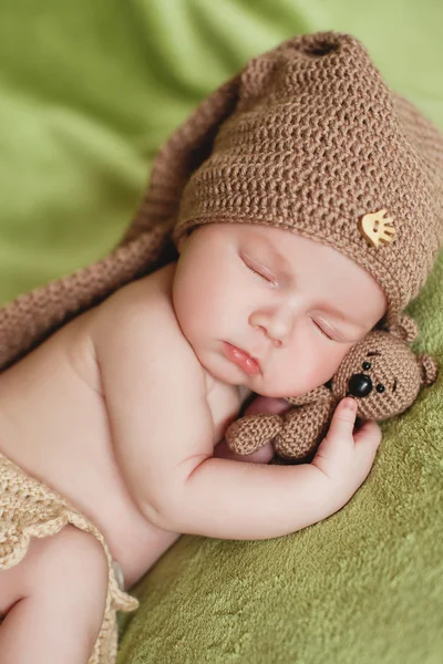 Мирный сон новорожденного ребенка — стоковое фото