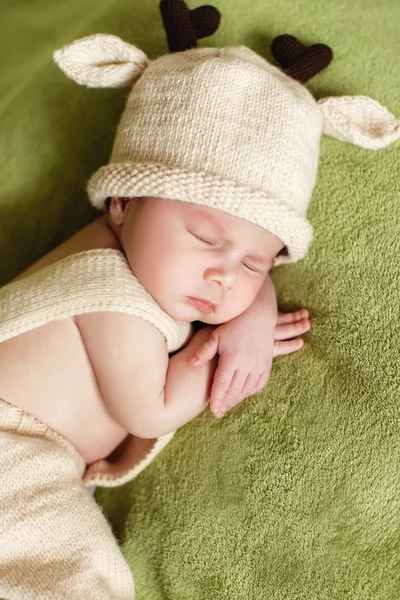 Мирный сон новорожденного ребенка — стоковое фото