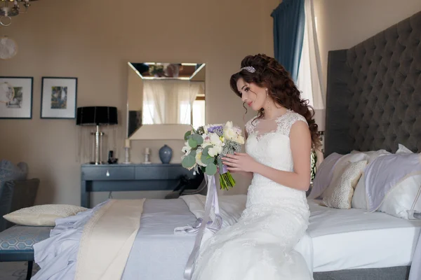 아름다운 웨딩 드레스에 꽃다발을 들고 있는 아름다운 신부 — 스톡 사진