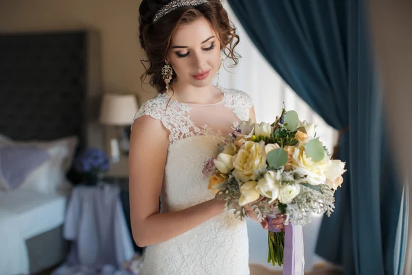 Bella sposa in abito da sposa con mazzo di fiori — Foto Stock