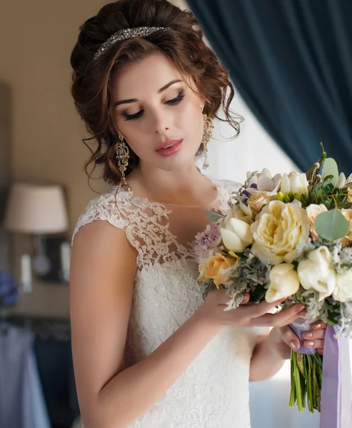 花束でウェディングドレスを着た美しい花嫁 — ストック写真