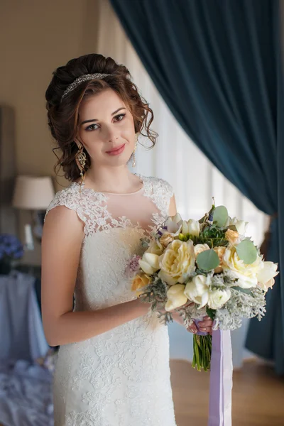 Hermosa novia en vestido de novia con ramo de flores —  Fotos de Stock