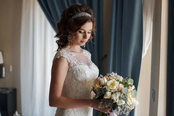 Bella sposa in abito da sposa con mazzo di fiori — Foto Stock