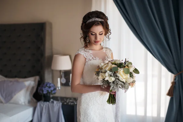 Bella sposa in abito da sposa con mazzo di fiori — Foto Stock