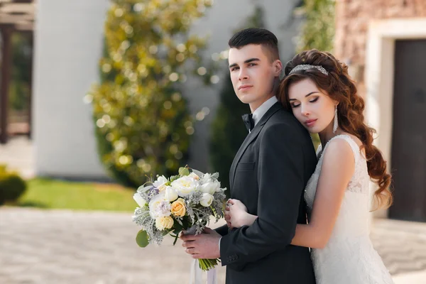 Hermosa pareja joven, la novia y el novio — Foto de Stock