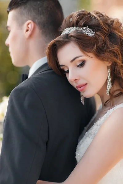 Beau jeune couple, la mariée et le marié — Photo