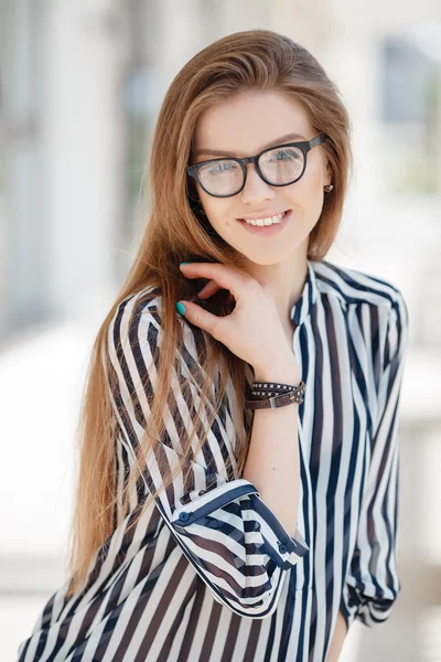 Retrato de una mujer feliz en la ciudad de primavera — Foto de Stock