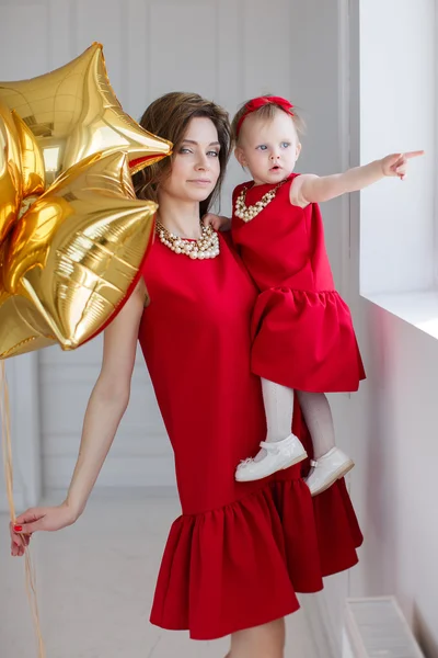 Balonlar ile bir anne ve kızının Stüdyo portresi — Stok fotoğraf