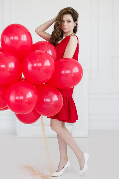 Mooie vrouw met ballonnen. — Stockfoto