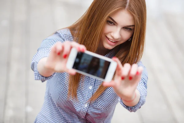 Bela jovem funky mulher fazendo selfie enquanto sentado ao ar livre — Fotografia de Stock