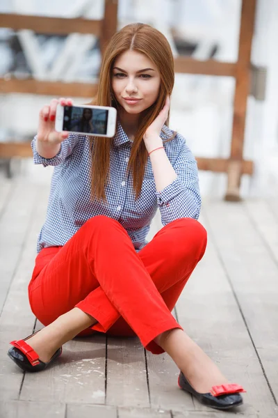 Hermosa joven funky mujer haciendo selfie mientras se sienta al aire libre — Foto de Stock