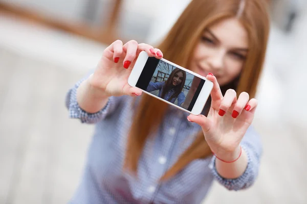 Schöne junge flippige Frau macht Selfie im Freien — Stockfoto