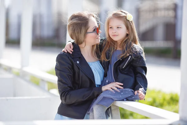 Модно одягнена мати і дочка на вулиці навесні — стокове фото