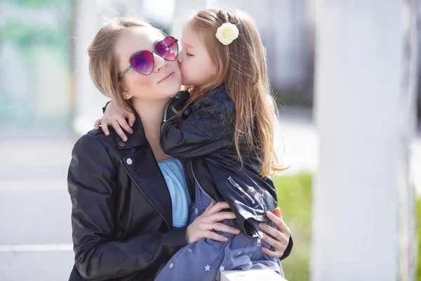 Fashionably dressed mother and daughter on the street in the spring — Stock Photo, Image