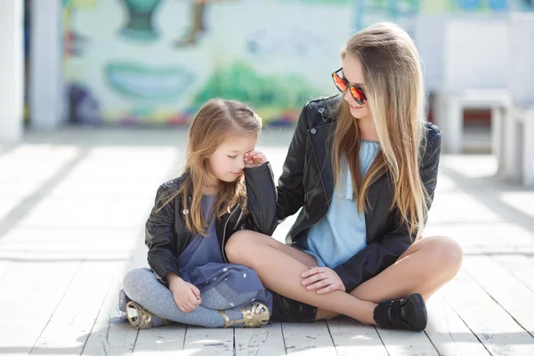 Madre e figlia vestite alla moda per strada in primavera — Foto Stock