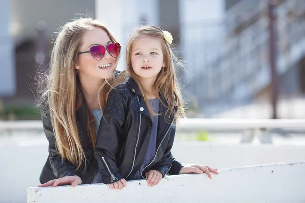 Madre e hija vestidas a la moda en la calle en la primavera — Foto de Stock