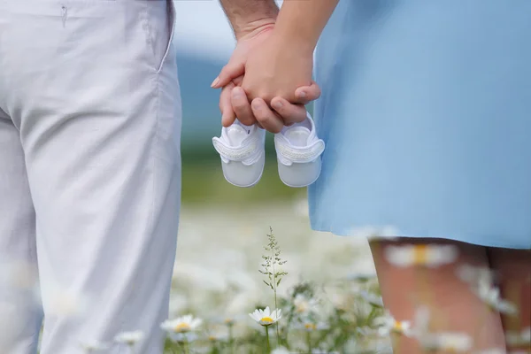Gelukkige paar op een weide onder de bloemen — Stockfoto
