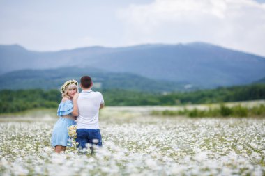 Mutlu çift çiçekler arasında bir çayır üzerinde