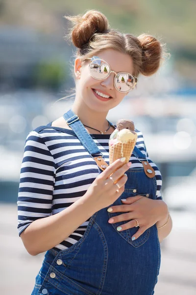 Mulher grávida com cone de sorvete perto do oceano — Fotografia de Stock