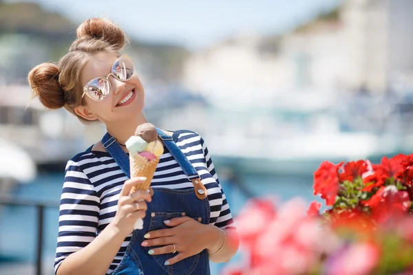 海の近くにアイスクリームコーンを持つ妊娠中の女性 — ストック写真