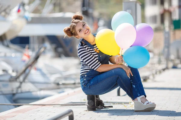 Těhotná žena s pestrým balonky na pláži — Stock fotografie