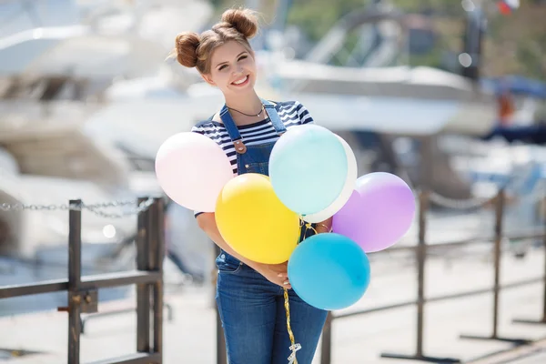 Gravid kvinna med färgglada ballonger på stranden — Stockfoto