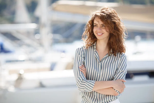 Vacker flicka på piren bredvid yachtklubben — Stockfoto