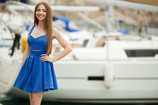 Молода красива міська дівчина позує над яхт-порт — стокове фото