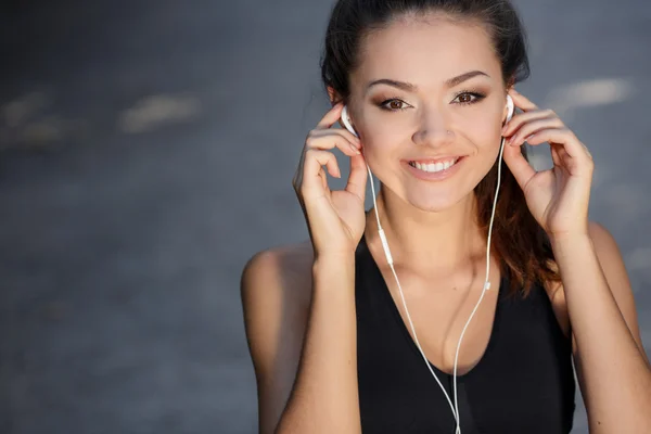 Mujer alegre activa después de una carrera en un parque en un día soleado — Foto de Stock