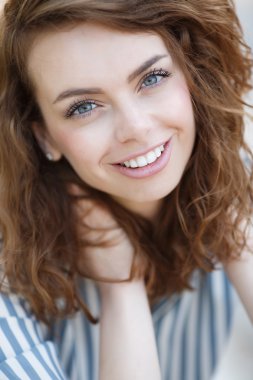 güzel bir kız portresi yaz