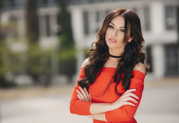 Mujer bonita con ojos marrones posando sobre un fondo de la ciudad . —  Fotos de Stock