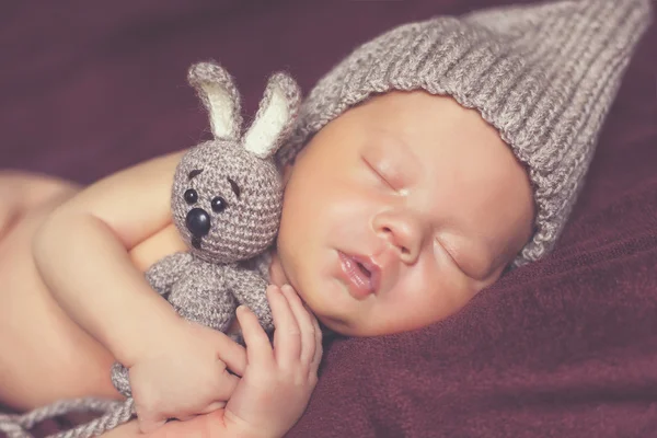 Nyfödd baby flicka, sover på en filt. — Stockfoto