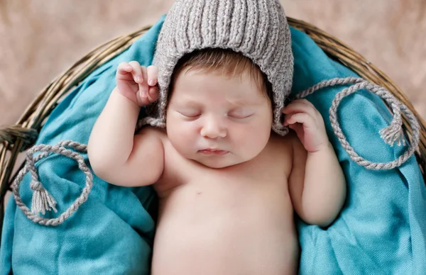Happy sleep in a basket newborn baby — Stock Photo, Image