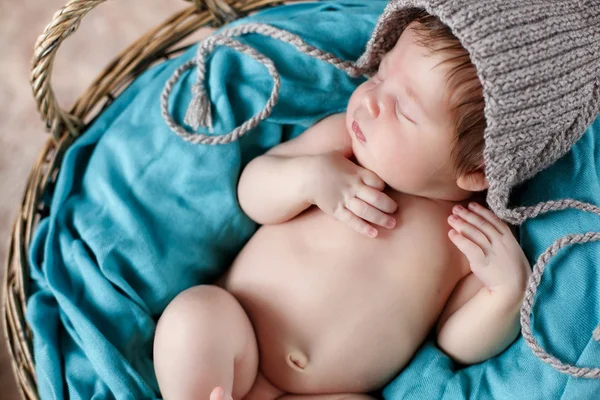 Feliz sueño en una cesta bebé recién nacido — Foto de Stock